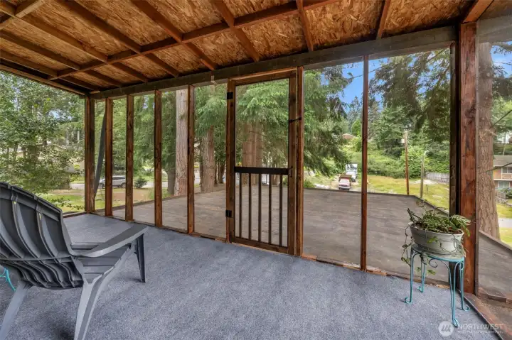 Awesome screened deck