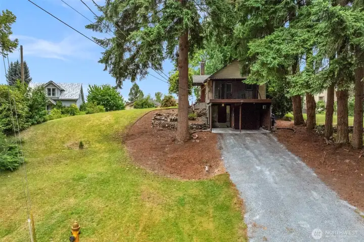Driveway up to aprking