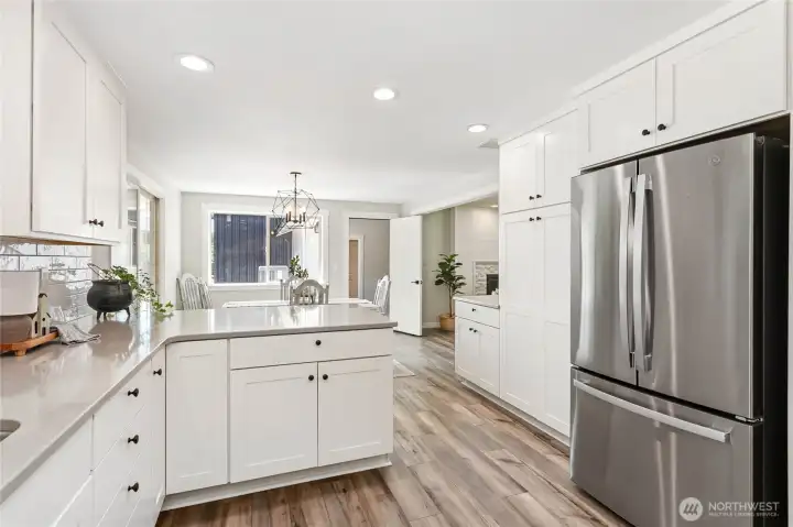 Truly well-thought layout for this kitchen with tons of cabinet storage Truly well-thought layout for this kitchen with tons of cabinet storage