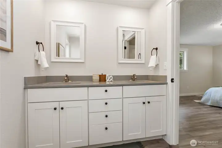 Ensuite bathroom with dual vanity & quartz counters Ensuite bathroom with dual vanity & quartz counters