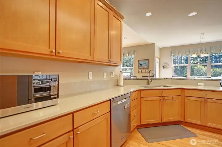 Plenty of Cabinet Space~ Plenty of Cabinet Space~