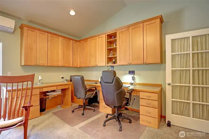 Built-In Office w/ High Speed Internet~ Built-In Office w/ High Speed Internet~