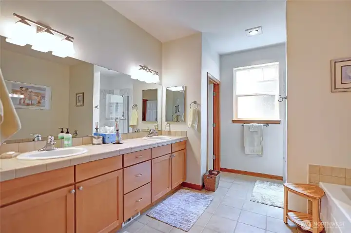 Dual Vanity plus Ample Cabinet Space~ Dual Vanity plus Ample Cabinet Space~