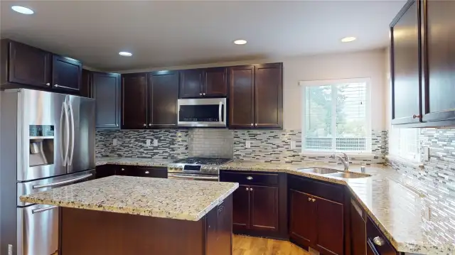 Kitchen with island & stainless appliances