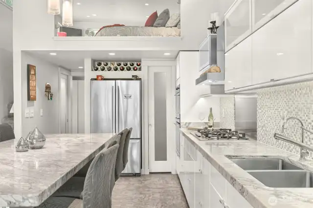 Note the 15' granite countertop w/5 burner gas cooktop.