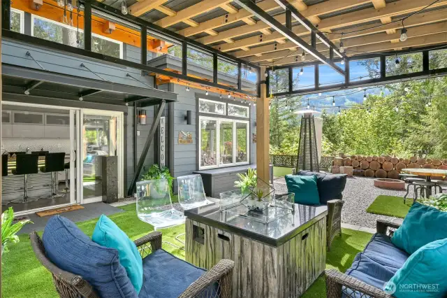 This unit will be turnkey as almost all inside and outside furniture stays.