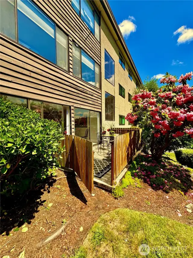 Private patio has a nice gate out to the dead end of Halladay Street.