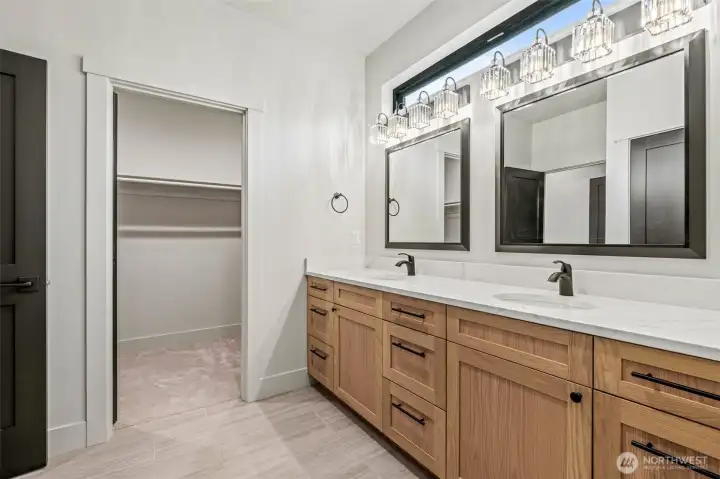 En-suite bathroom with spacious walk-in closet