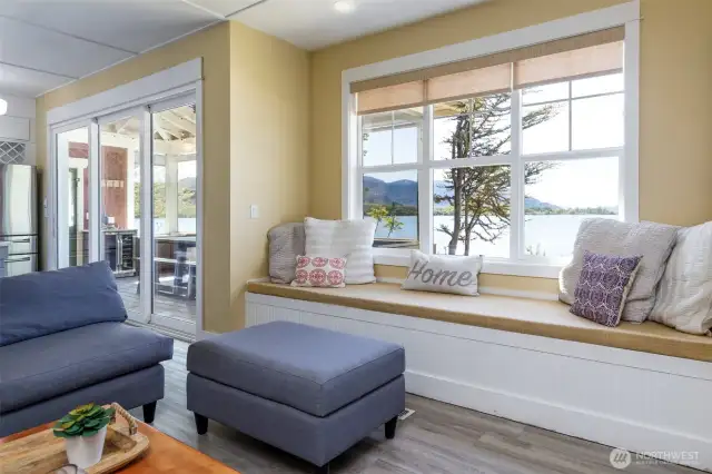 Living Room. Window Bench