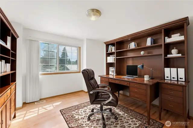 Bedroom that can make into an office