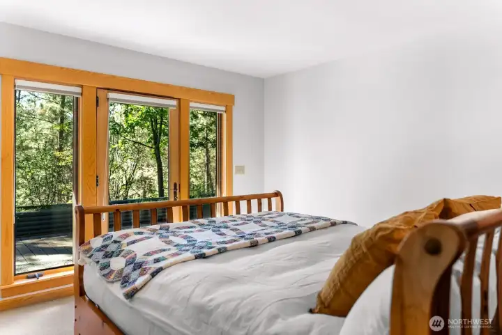 Gorgeous view of forest, bushes and flowers everyday! Wake up to fresh green mountain living here.