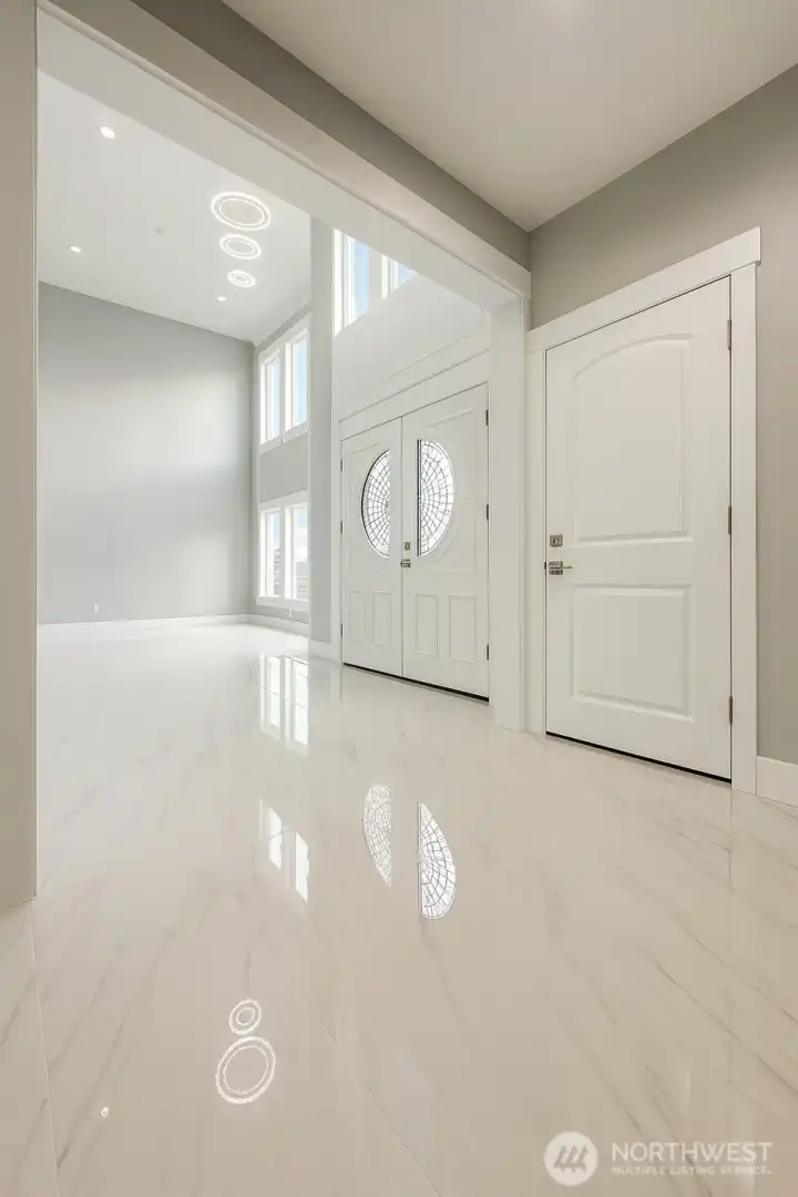 Grand entrance with great finishing, tile, and paint work!