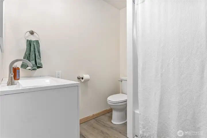 Full bathroom next to primary bedroom