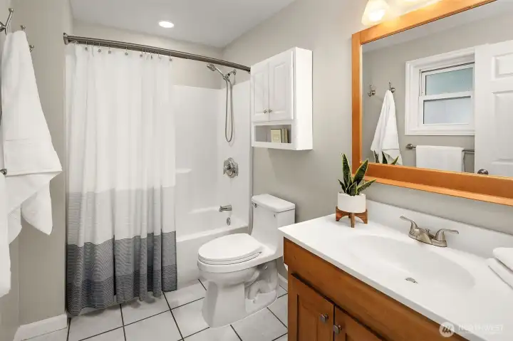 Full Primary Ensuite Bath