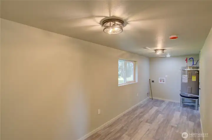 2nd Bedroom w/laundry