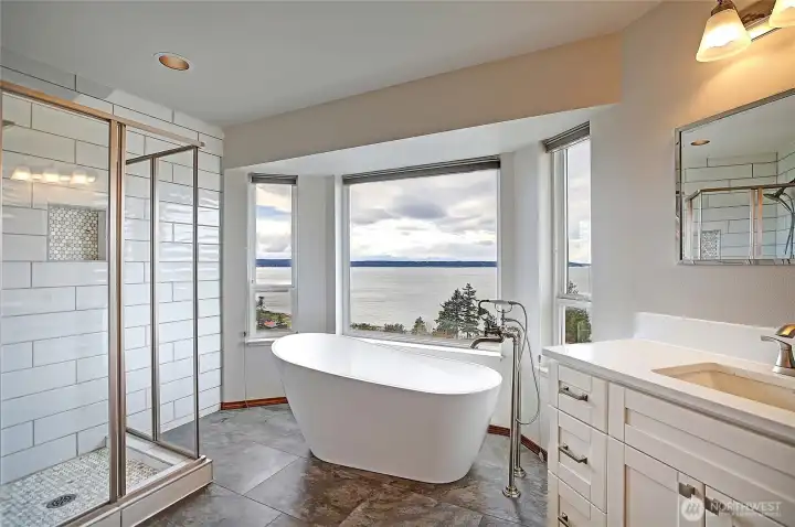 Luxury bathing with a fabulous view!