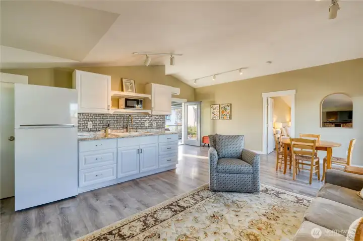 This space offers a sink, refrigerator and microwave for coffee, snacks and lighter fare.