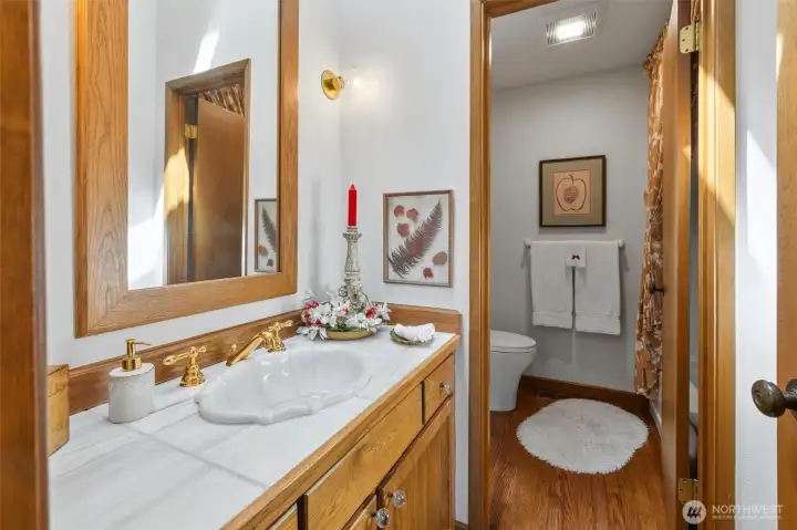 22329 NE 28th St Compartmentalized Main Florr Full BAth