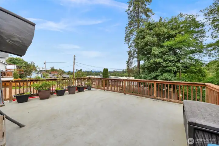 Another shot of the large deck.