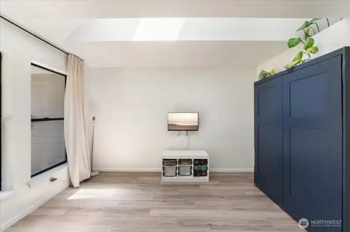 A great extra room to use for so many uses. The murphy bed is a wonderful addition. A great extra room to use for so many uses. The murphy bed is a wonderful addition.