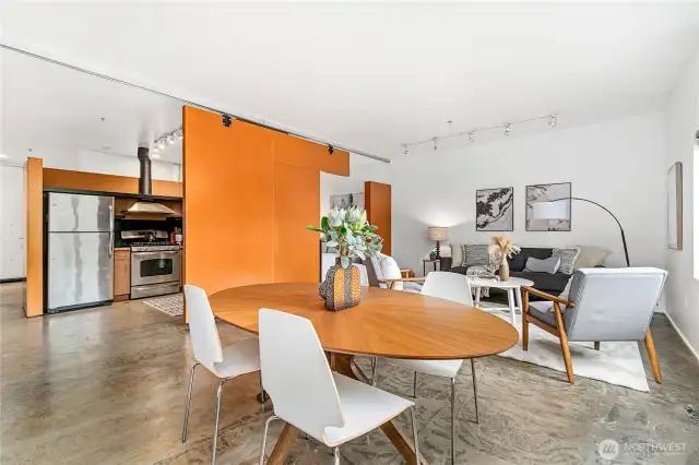 The open layout plan with a movable jigsaw puzzle wall is perfect for living and entertaining.