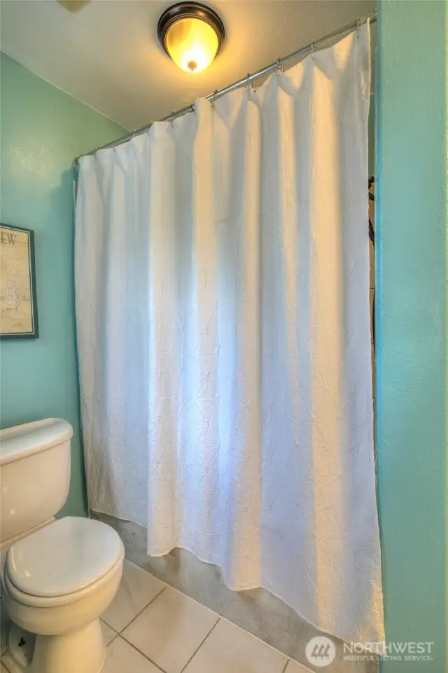 2nd full bathroom with jetted tub