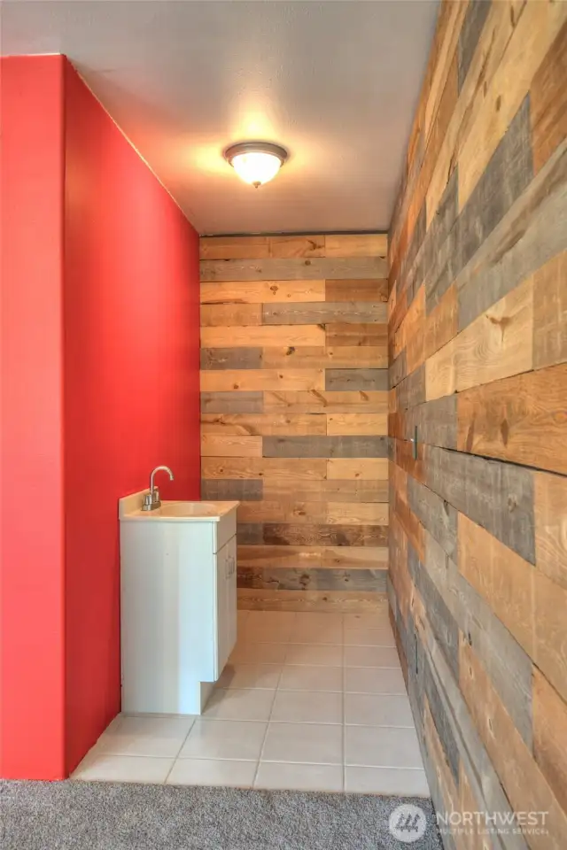 Flex room has a working sink... possible kitchenette or bathroom