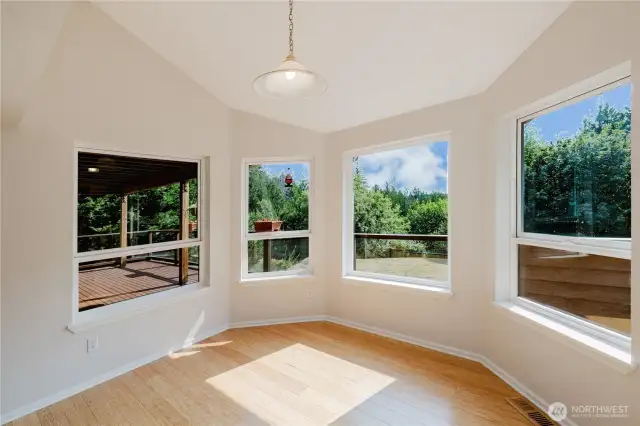 Your spacious kitchen features a functional and elegant breakfast nook, perfect for morning coffee or relaxed brunches. Sunlight bathes the area, creating a serene and inviting atmosphere for relaxing moments.