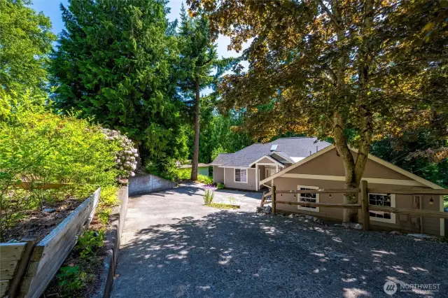 This home is perfectly positioned off the road for privacy and tranquilty.