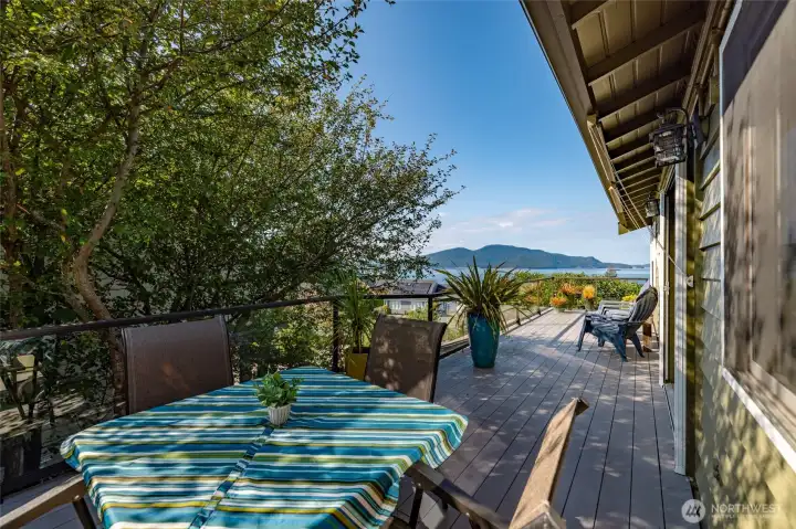 Wonderful deck with plenty of privacy to enjoy morning coffee, or an evening meal while watching the ferry arriving in from the San Juan Islands. Island living at it's finest.