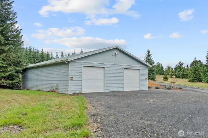 40x60 shop with office, workbench, storage racks, ladder, 10-camera security system, and commercial battery backup.