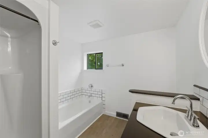 Main house 5-piece primary bathroom