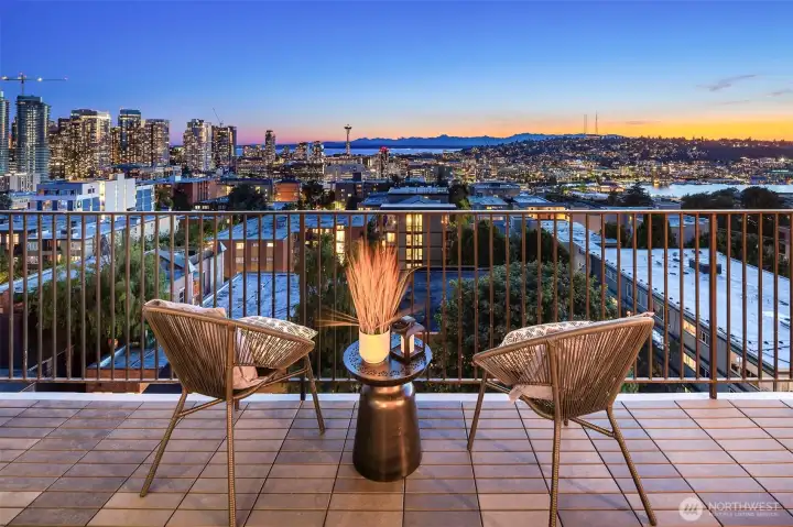 Iconic views await you at The Lamplighter—an enduring mid-century gem in one of Seattle’s most dynamic and historic neighborhoods.