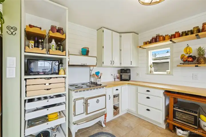 Imagine the smell of golden brown biscuits that you pull out of this adorable oven, for fresh strawberry shortcake this summer!