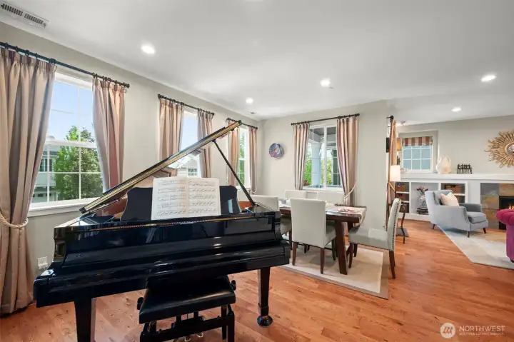 Grand Piano fits easily into the diing room.