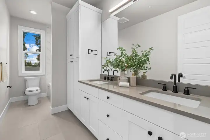 Upper Level: Full Bath