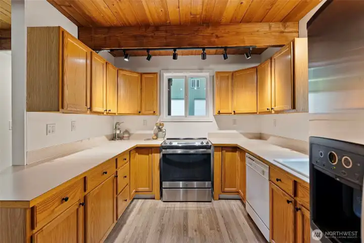Need lots of counterspace to spread out; you've found it. This kitchen, though not large, has an abundant amount of counterspace and cabinets for all your kitchen necessities. Need lots of counterspace to spread out; you've found it. This kitchen, though not large, has an abundant amount of counterspace and cabinets for all your kitchen necessities.