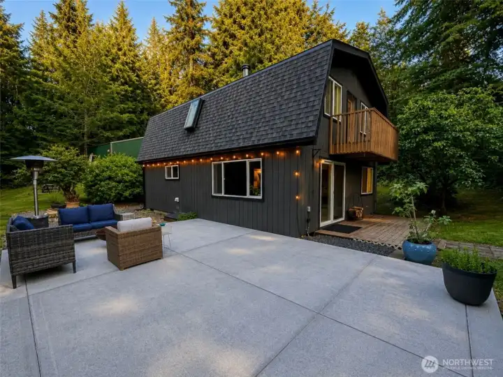 This large patio was installed in 2024. It offers plenty of space for your patio furniture, grill & smoker. Plenty of space to entertain on those gorgeous WA summer days. There is also enough room if you wanted to add a Gazebo for those rainy days.