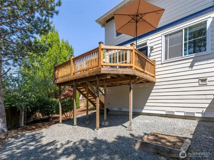 The L-shaped yard wraps around the back of the house The L-shaped yard wraps around the back of the house