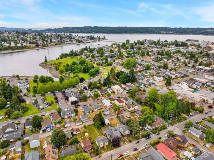 Convenient location to parks, shopping, dining, ferry