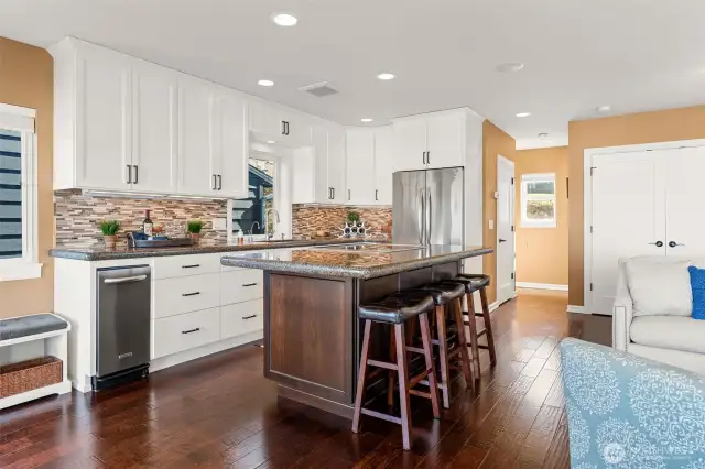 Trash compactor, under cabinet lighting, Laminate flooring