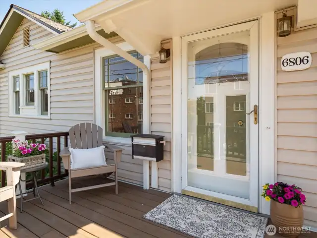 This Charmer, with a 93 walk score and very near the Lake, welcomes you.