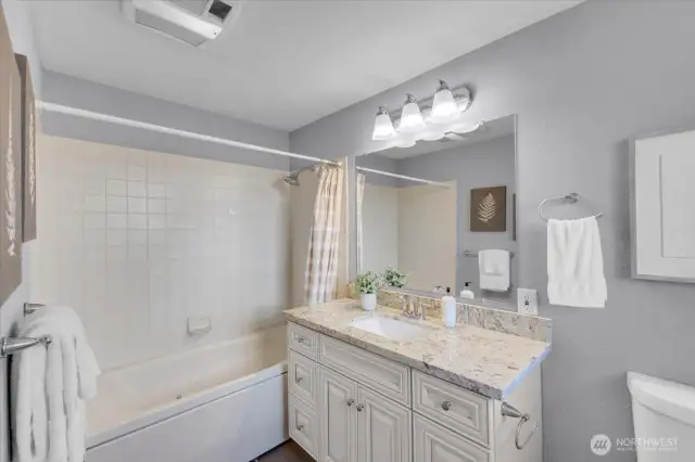 Full primaryen-suite bath