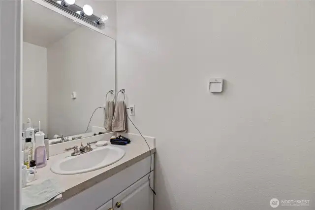 Main floor 1/2 Bathroom