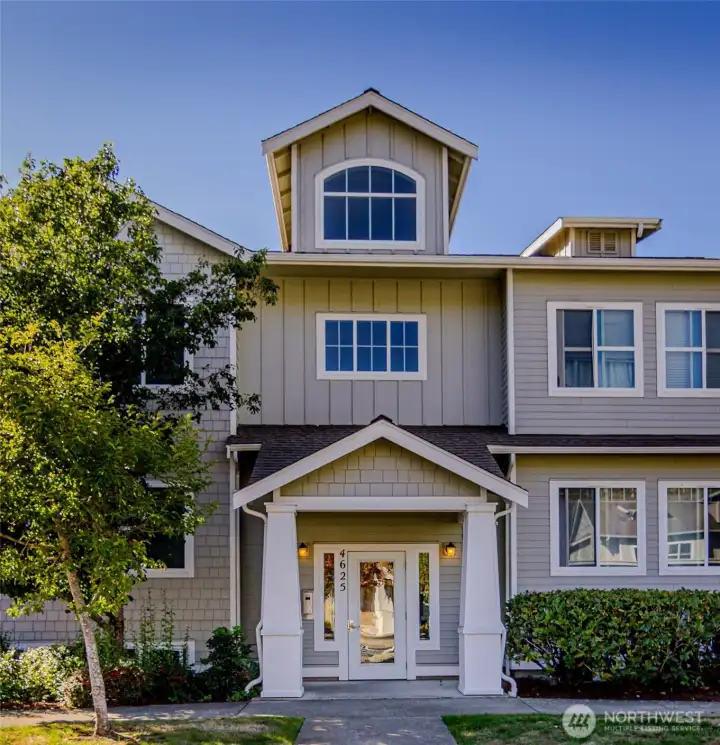 A quiet neighborhood makes this condo the prefect refuge when you are done with your busy day.