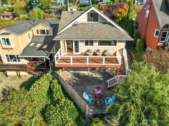 I love it! So many spaces to have fun and so many possibilities.