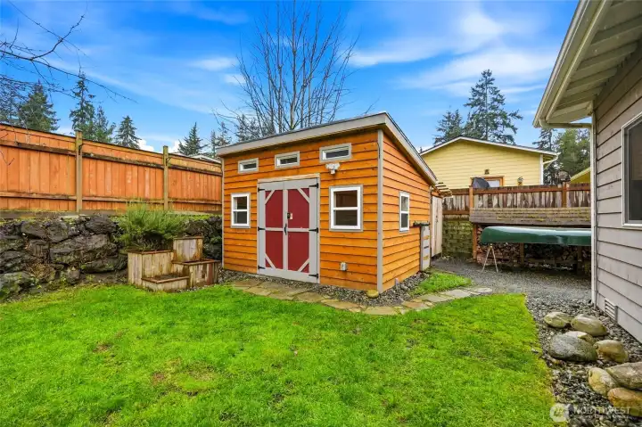 Expanded living space in the fully finished, heated studio has so many possibilities! Use as a home office, crafting space, gaming space, or guest room.