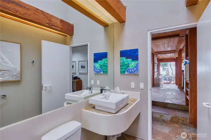 Main floor full bathroom