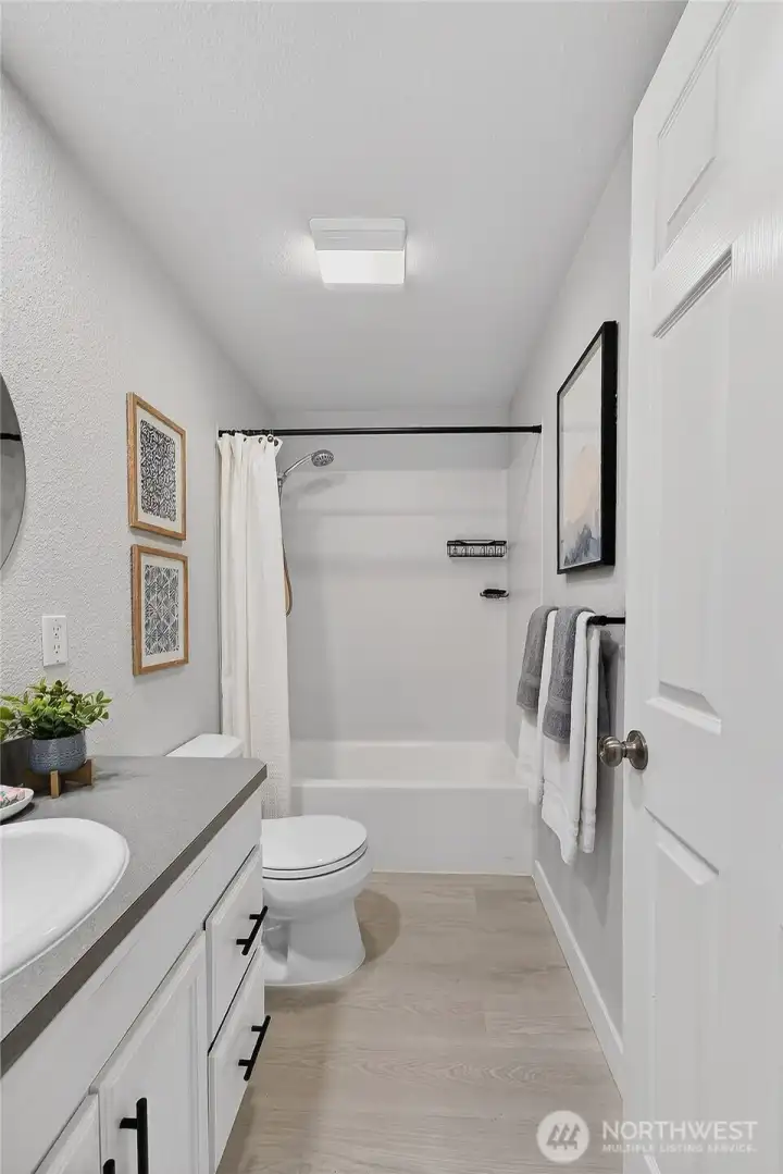 Full bathroom—another angle