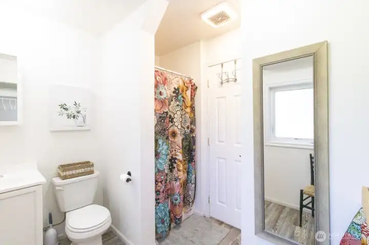 Bright 3/4 bathroom in Airbnb/guest space